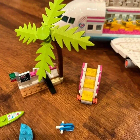 Lego Friends Heartlake City Airplane 41429 - Picture 4 of 8